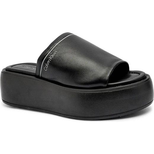 Calvin Klein Skórzane klapki FLATFORM SLIDE LTH ze sklepu Gomez Fashion Store w kategorii Klapki damskie - zdjęcie 186826128