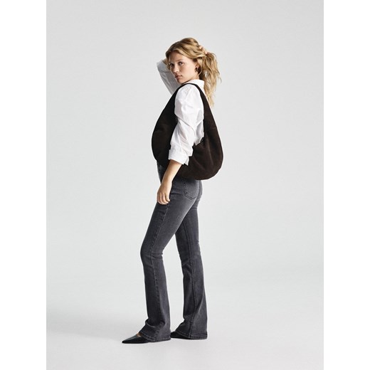 Reserved - Skórzana torebka hobo - ciemnobrązowy ze sklepu Reserved w kategorii Torebki hobo - zdjęcie 187043895