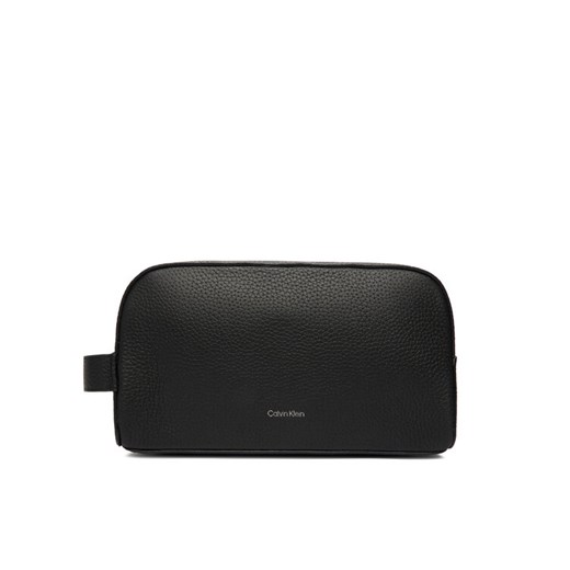 Calvin Klein Kosmetyczka Foil Emboss Dopp Kit LV04D1031G Czarny - id: 8719849866372 - marki Calvin Klein - 187052246 Calvin Klein Kosmetyczka Foil Emboss Dopp Kit LV04D1031G Czarny ze sklepu MODIVO w kategorii Kosmetyczki - zdjęcie 187052246