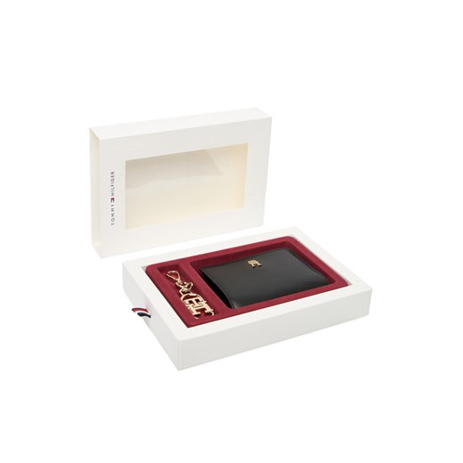 Zestaw portfel i brelok Tommy Hilfiger Med Za W/Flap + Charm AW0AW18041 Czarny ze sklepu eobuwie.pl w kategorii Portfele damskie - zdjęcie 187188058