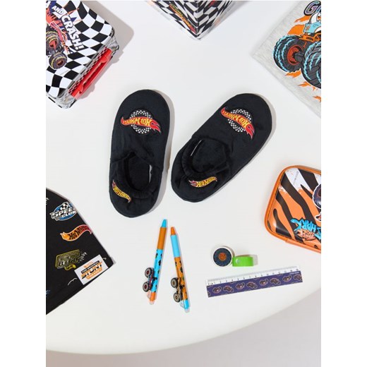 Sinsay - Kapcie Hot Wheels - czarny ze sklepu Sinsay w kategorii Kapcie dziecięce - zdjęcie 187190169