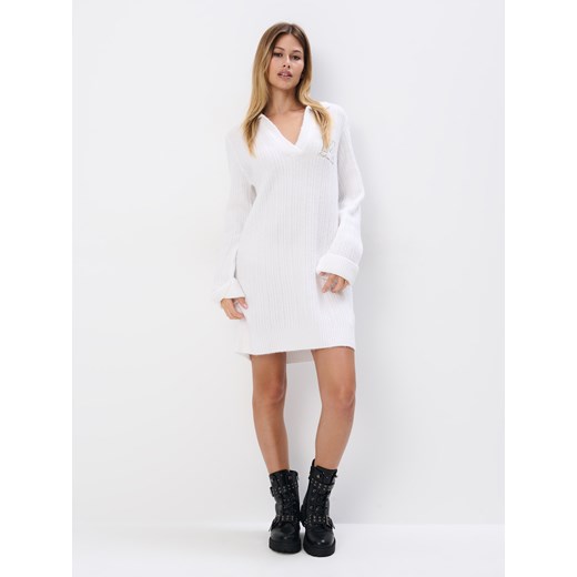Mohito - Swetrowa sukienka mini - kremowy - id: 994CY-01X - marki Mohito - 187191275 Mohito - Swetrowa sukienka mini - kremowy ze sklepu Mohito w kategorii Sukienki - zdjęcie 187191275