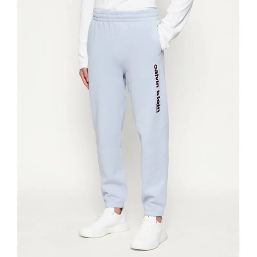 Calvin Klein Spodnie dresowe RETRO | Regular Fit - id: CK261M000033F23 - marki Calvin Klein - 187192846 Calvin Klein Spodnie dresowe RETRO | Regular Fit ze sklepu Gomez Fashion Store w kategorii Spodnie męskie - zdjęcie 187192846