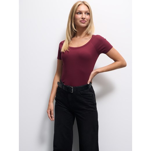 Mohito - Bordowy t-shirt basic - czerwony ze sklepu Mohito w kategorii Bluzki damskie - zdjęcie 187207786