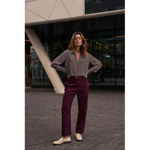 Gładkie spodnie burgundowe ze sklepu Moodo.pl w kategorii Spodnie damskie - zdjęcie 187208879