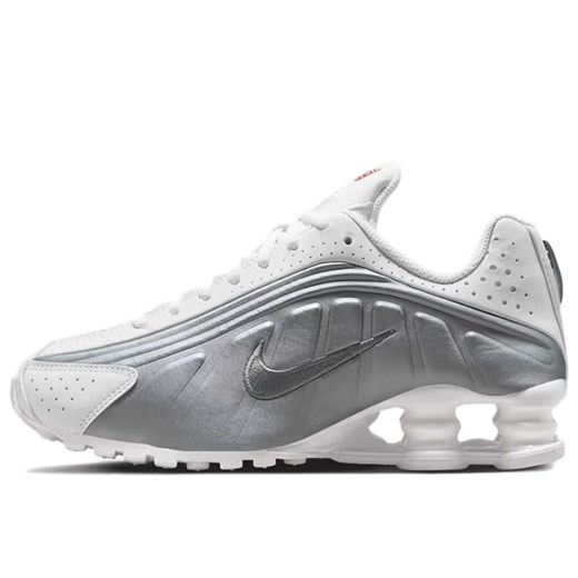 Buty młodzieżowe Nike Shox R4 CW2626-101 - biało-szare - id: 3241330 - marki Nike - 187210685 Buty młodzieżowe Nike Shox R4 CW2626-101 - biało-szare ze sklepu streetstyle24.pl w kategorii Buty sportowe dziecięce - zdjęcie 187210685