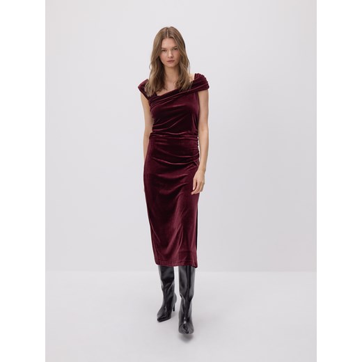 Reserved - Welurowa sukienka midi - bordowy ze sklepu Reserved w kategorii Sukienki - zdjęcie 187219449