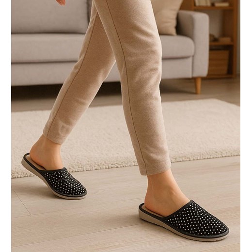 Damskie skórzane czarne kapcie klapki /A8-1 15504 S196/ ze sklepu Pantofelek24.pl w kategorii Klapki damskie - zdjęcie 187223347