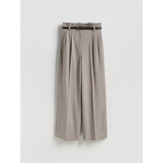 Reserved - Spodnie z paskiem - beżowy ze sklepu Reserved w kategorii Spodnie damskie - zdjęcie 187224358