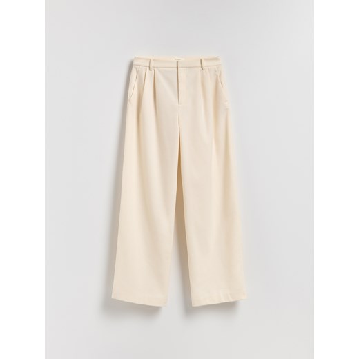 Reserved - Spodnie z zakładkami - złamana biel ze sklepu Reserved w kategorii Spodnie damskie - zdjęcie 187225819