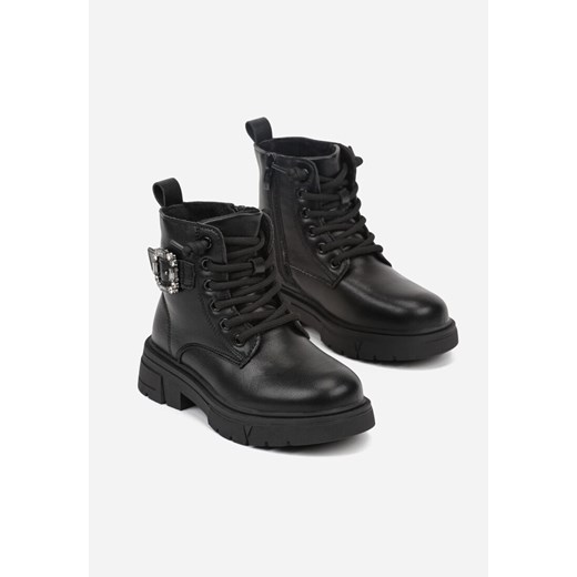 Czarne Botki Workery Zdobione Biżuteryjną Klamrą przy Cholewce Fennisena 33 born2be.pl