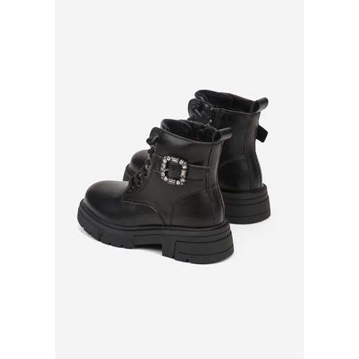 Czarne Botki Workery Zdobione Biżuteryjną Klamrą przy Cholewce Fennisena 31 born2be.pl