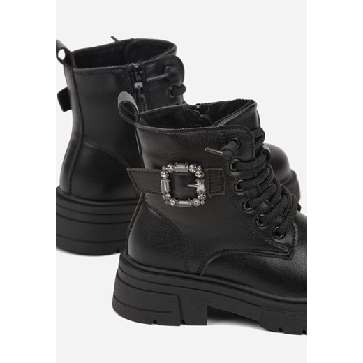 Czarne Botki Workery Zdobione Biżuteryjną Klamrą przy Cholewce Fennisena 29 born2be.pl