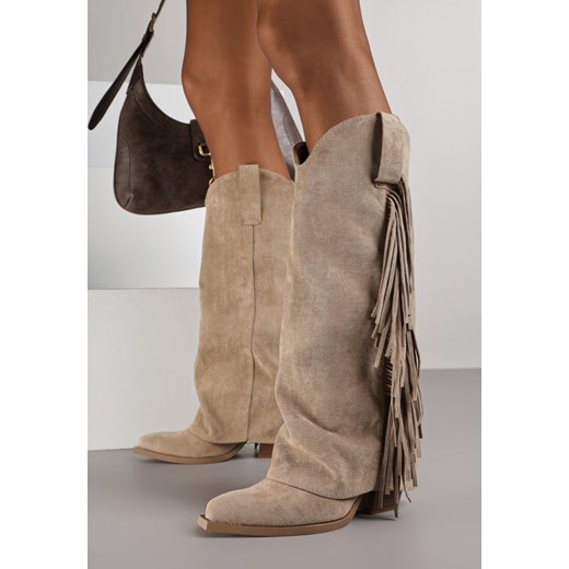 Ciemnobeżowe Kozaki Kowbojki na Obcasie z Wywiniętą Cholewką z Frędzlami Monasatia - id: 401518 - marki born2be - 187241175 Ciemnobeżowe Kozaki Kowbojki na Obcasie z Wywiniętą Cholewką z Frędzlami Monasatia ze sklepu born2be.pl w kategorii Kozaki damskie - zdjęcie 187241175