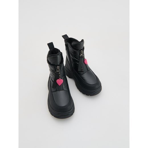 Reserved - Ocieplane śniegowce - czarny - id: 931GT-99X - marki Reserved - 187242568 Reserved - Ocieplane śniegowce - czarny ze sklepu Reserved w kategorii Buty zimowe dziecięce - zdjęcie 187242568