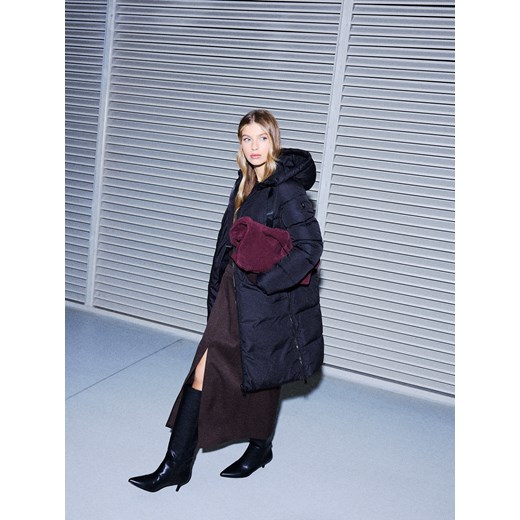 Mohito - Pikowany płaszcz z kapturem - czarny ze sklepu Mohito w kategorii Płaszcze damskie - zdjęcie 187244259