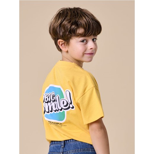 Sinsay - Koszulka z nadrukiem na plecach - żółty ze sklepu Sinsay w kategorii T-shirty chłopięce - zdjęcie 187246106