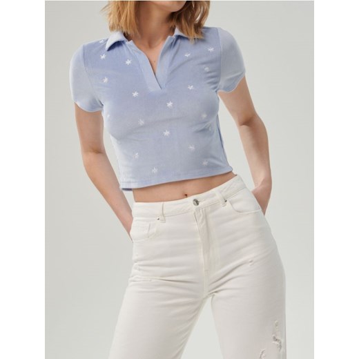 Sinsay - Bawełniana koszulka polo z haftowanym wzorem - błękitny ze sklepu Sinsay w kategorii Bluzki damskie - zdjęcie 187247205