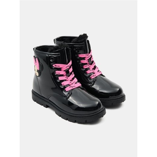 Sinsay - Lakierowane botki z ociepleniem Minnie Mouse - czarny - id: 896EK-99X - marki Sinsay - 187250405 Sinsay - Lakierowane botki z ociepleniem Minnie Mouse - czarny ze sklepu Sinsay w kategorii Buty zimowe dziecięce - zdjęcie 187250405