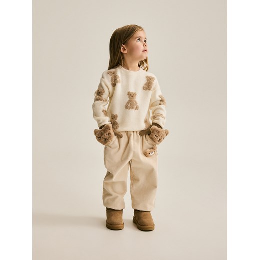 Reserved - Sztruksowe spodnie z aplikacją - kremowy ze sklepu Reserved w kategorii Spodnie dziewczęce - zdjęcie 187258159