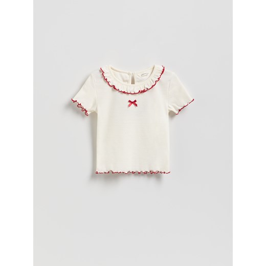 Reserved - Prążkowana bluzka z falbanką - złamana biel - id: 576FT-01X - marki Reserved - 187258196 Reserved - Prążkowana bluzka z falbanką - złamana biel ze sklepu Reserved w kategorii Bluzki dziewczęce - zdjęcie 187258196