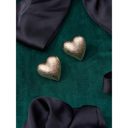 Sinsay - Kolczyki w kształcie serca z błyszczącym wykończeniem - złoty Sinsay One Size Sinsay