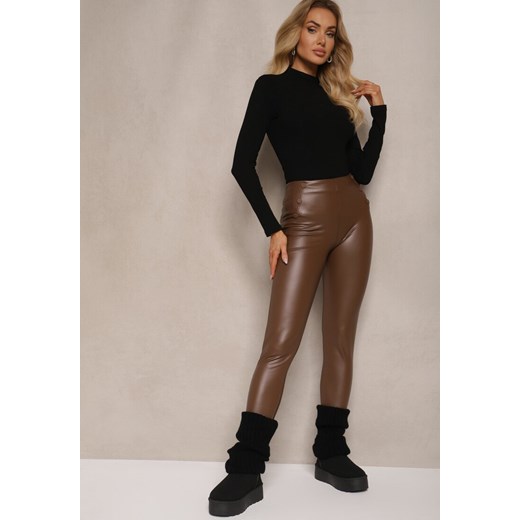 Brązowe Legginsy High Waist z Imitacji Skóry z Gumką w Pasie Ozdobione Guzikami Sinairis - id: 233-MIX5K-54-BROWN - marki Renee - 187260156 Brązowe Legginsy High Waist z Imitacji Skóry z Gumką w Pasie Ozdobione Guzikami Sinairis ze sklepu renee.pl w kategorii Spodnie damskie - zdjęcie 187260156