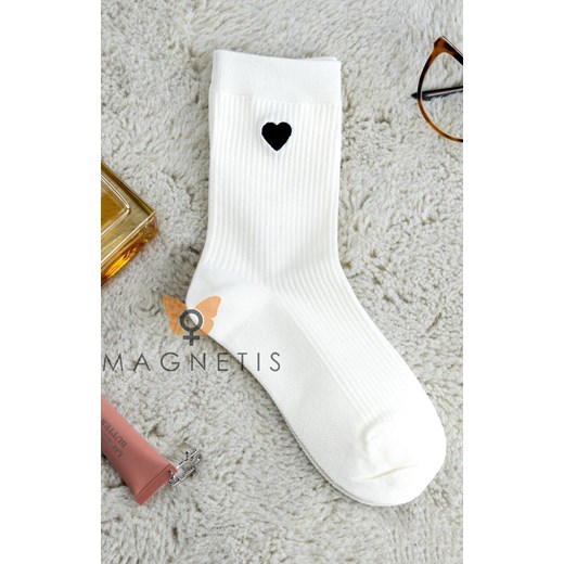 Białe skarpetki w prążek z serduszkiem YN-5038, Kolor biały, Rozmiar uniwersalny, Magnetis - id: 221664 - marki Magnetis - 187271637 Białe skarpetki w prążek z serduszkiem YN-5038, Kolor biały, Rozmiar uniwersalny, Magnetis ze sklepu Primodo w kategorii Skarpetki damskie - zdjęcie 187271637