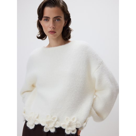 Reserved - Sweter z kwiatową aplikacją - złamana biel - id: 279HI-01X - marki Reserved - 187275308 Reserved - Sweter z kwiatową aplikacją - złamana biel ze sklepu Reserved w kategorii Swetry damskie - zdjęcie 187275308