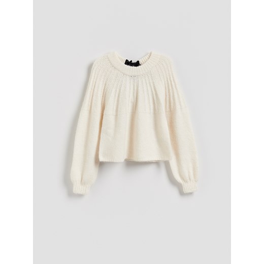 Reserved - Sweter z kokardką z tyłu - złamana biel - id: 494HH-01X - marki Reserved - 187275438 Reserved - Sweter z kokardką z tyłu - złamana biel ze sklepu Reserved w kategorii Swetry damskie - zdjęcie 187275438