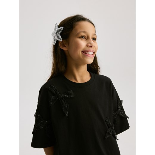 Reserved - T-shirt z kokardkami - czarny - id: 497FT-99X - marki Reserved - 187275445 Reserved - T-shirt z kokardkami - czarny ze sklepu Reserved w kategorii Bluzki dziewczęce - zdjęcie 187275445