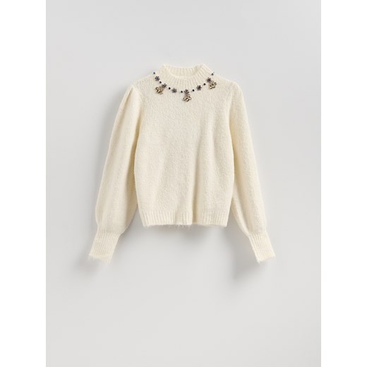 Reserved - Sweter z biżuteryjną aplikacją - kremowy - id: 652HO-02X - marki Reserved - 187276878 Reserved - Sweter z biżuteryjną aplikacją - kremowy ze sklepu Reserved w kategorii Swetry damskie - zdjęcie 187276878