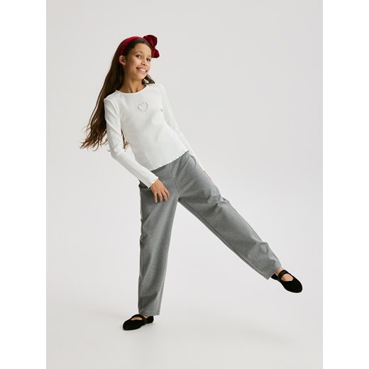 Reserved - Prążkowana koszulka z aplikacją - złamana biel ze sklepu Reserved w kategorii Bluzki dziewczęce - zdjęcie 187278376