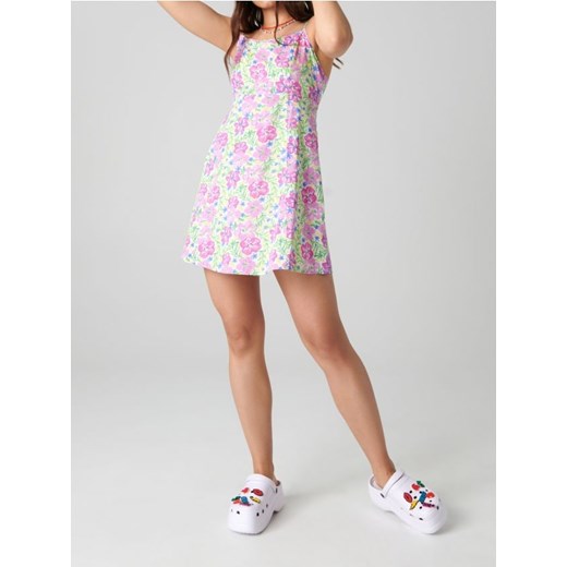 Sinsay - Rozkloszowana sukienka mini na ramiączkach z wycięciem na plecach i kwiatowym wzorem - wielobarwny ze sklepu Sinsay w kategorii Sukienki - zdjęcie 187280745