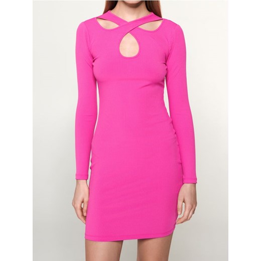Sinsay - Prążkowana sukienka mini z długim rękawem i wycięciem przy dekolcie - różowy ze sklepu Sinsay w kategorii Sukienki - zdjęcie 187280808