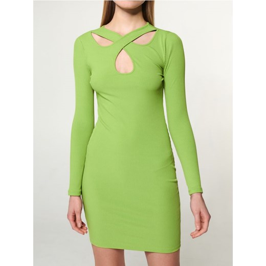 Sinsay - Prążkowana sukienka mini z długim rękawem i wycięciem przy dekolcie - zielony ze sklepu Sinsay w kategorii Sukienki - zdjęcie 187280809