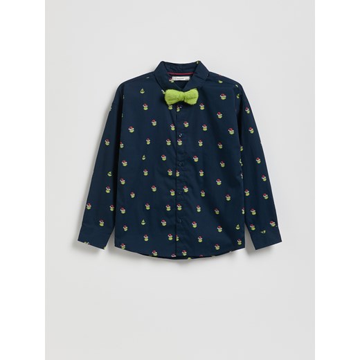 Reserved - Świąteczna koszula Grinch - granatowy - id: 660HF-59X - marki Reserved - 187281578 Reserved - Świąteczna koszula Grinch - granatowy ze sklepu Reserved w kategorii Koszule chłopięce - zdjęcie 187281578