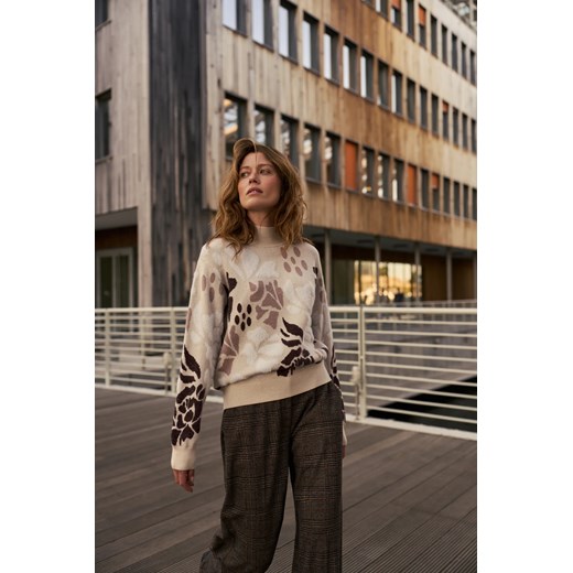 Wzorzysty sweter beżowy ze sklepu Moodo.pl w kategorii Swetry damskie - zdjęcie 187285008