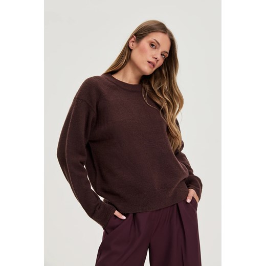 Gładki sweter brązowy - id: 32310 - marki Moodo.pl - 187285026 Gładki sweter brązowy ze sklepu Moodo.pl w kategorii Swetry damskie - zdjęcie 187285026
