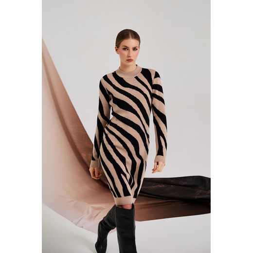 Dopasowana sukienka beżowa - id: 32203 - marki Moodo.pl - 187285035 Dopasowana sukienka beżowa ze sklepu Moodo.pl w kategorii Sukienki - zdjęcie 187285035