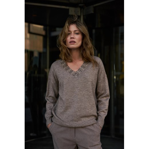 Sweter z ozdobnym dekoltem brązowy ze sklepu Moodo.pl w kategorii Swetry damskie - zdjęcie 187285067
