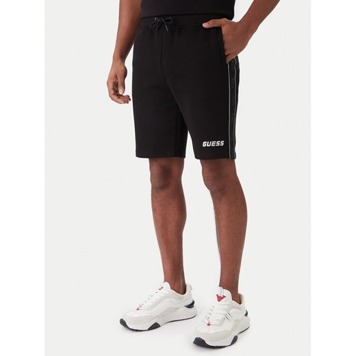 Guess Szorty materiałowe Mickey Z4RD04 KB3P2 Czarny Regular Fit ze sklepu MODIVO w kategorii Spodenki męskie - zdjęcie 187285559