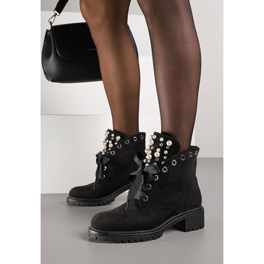 Czarne Botki z Imitacji Zamszu z Językiem Ozdobionym Perełkami i Cyrkoniami Jovirra - id: 401754 - marki born2be - 187290127 Czarne Botki z Imitacji Zamszu z Językiem Ozdobionym Perełkami i Cyrkoniami Jovirra ze sklepu born2be.pl w kategorii Botki - zdjęcie 187290127