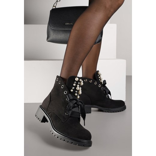 Czarne Botki z Imitacji Zamszu z Ozdobnymi Sznurówkami Perłami i Cyrkoniami Jovilda - id: MS1555-518-SWEDE-BLACK - marki Renee - 187290326 Czarne Botki z Imitacji Zamszu z Ozdobnymi Sznurówkami Perłami i Cyrkoniami Jovilda ze sklepu renee.pl w kategorii Workery damskie - zdjęcie 187290326