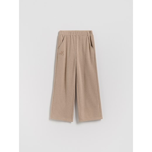 Reserved - Dzianinowe spodnie z haftem - beżowy ze sklepu Reserved w kategorii Spodnie dziewczęce - zdjęcie 187290386