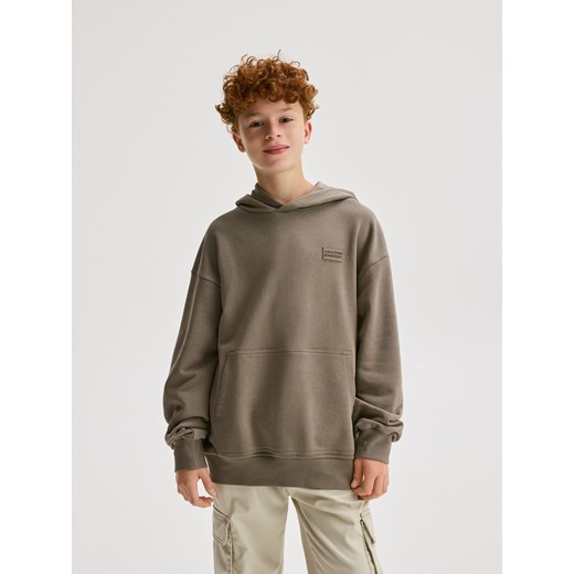 Reserved - Bluza oversize z kapturem - ciemnobrązowy - id: 914FJ-89X - marki Reserved - 187291055 Reserved - Bluza oversize z kapturem - ciemnobrązowy ze sklepu Reserved w kategorii Bluzy chłopięce - zdjęcie 187291055