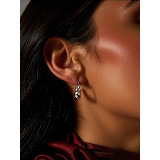 Sinsay - Kolczyki z błyszczącym wykończeniem - srebrny ze sklepu Sinsay w kategorii Kolczyki - zdjęcie 187291658