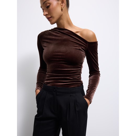 Mohito - Welurowa brązowa bluzka - brązowy ze sklepu Mohito w kategorii Bluzki damskie - zdjęcie 187292108