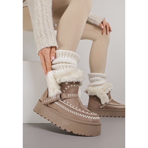 Ciemnobeżowe Śniegowce na Grubej Podeszwie Ozdobione Haftowanym Motywem i Futerkiem Caretusa - id: 402016 - marki born2be - 187292328 Ciemnobeżowe Śniegowce na Grubej Podeszwie Ozdobione Haftowanym Motywem i Futerkiem Caretusa ze sklepu born2be.pl w kategorii Śniegowce damskie - zdjęcie 187292328