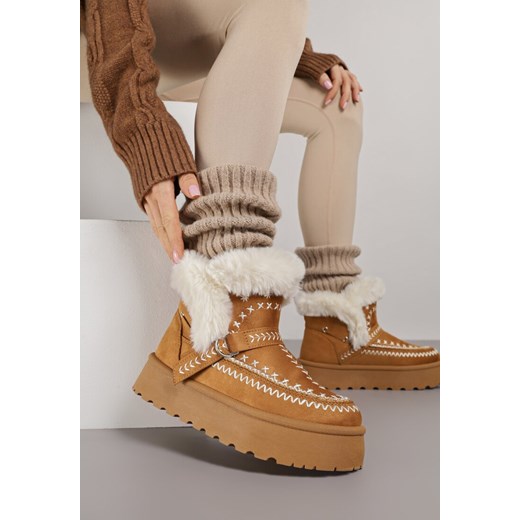 Jasnobrązowe Śniegowce na Grubej Podeszwie Ozdobione Haftowanym Motywem i Futerkiem Caretusa - id: 402018 - marki born2be - 187292335 Jasnobrązowe Śniegowce na Grubej Podeszwie Ozdobione Haftowanym Motywem i Futerkiem Caretusa ze sklepu born2be.pl w kategorii Śniegowce damskie - zdjęcie 187292335